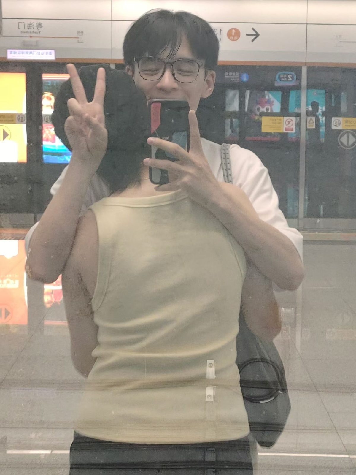 地铁站拥抱